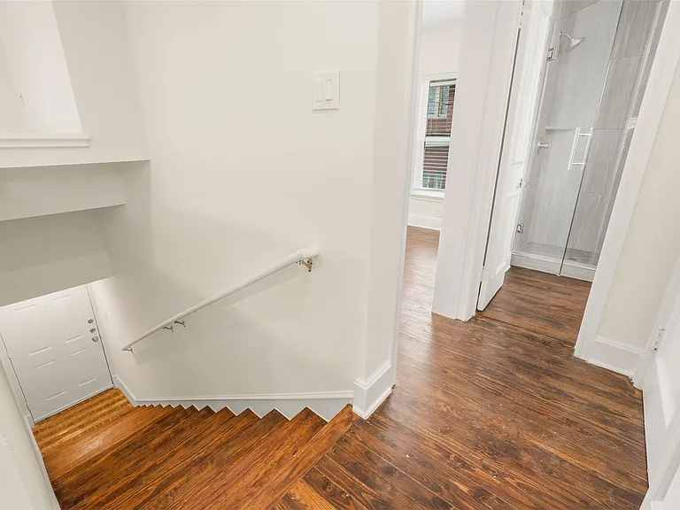 612 1/2 W Alabama St — Photo 23