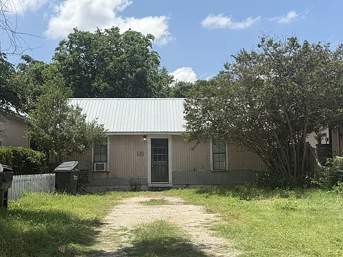 302 1/2 S Burleson St Photo 1