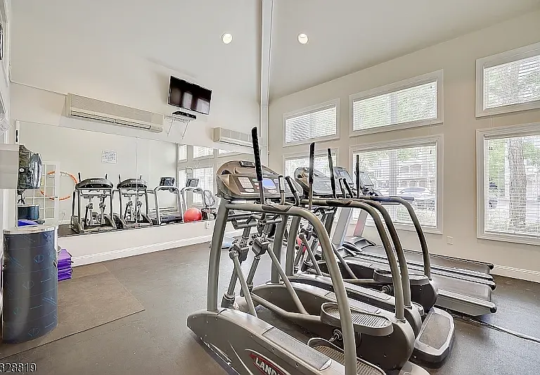 115 Crown Ct — Photo 1