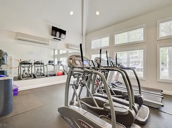 115 Crown Ct, Livingston, NJ 07039