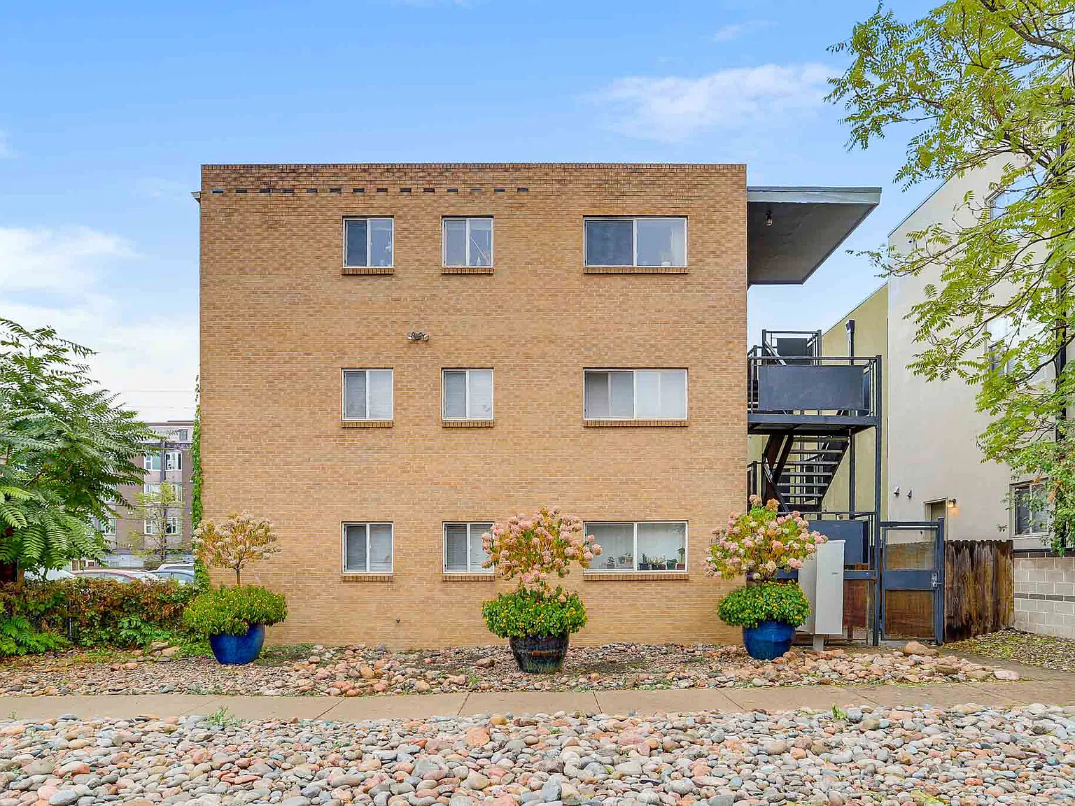 Vine Apartments — Photo 1