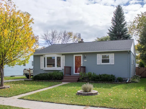 2111 8th Ave N, Grand Forks, ND 58203