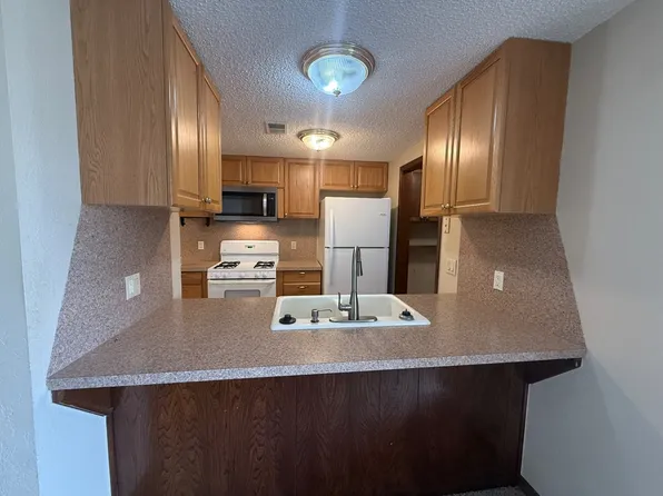 1015 W Swan Lake Ct, Edmond, OK 73003