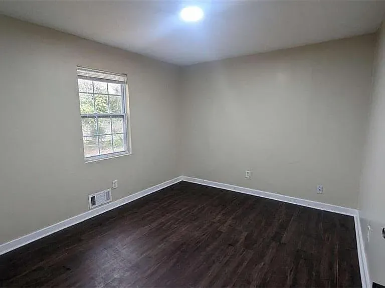 109 Quincy Ave — Photo 5