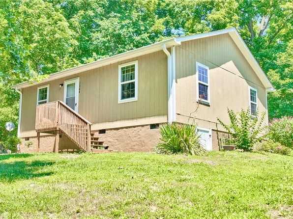 1368 Salisbury St, Ramseur, NC 27316