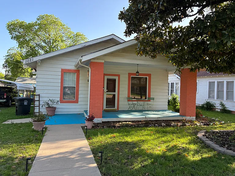 1021 W Liveoak St — Photo 1
