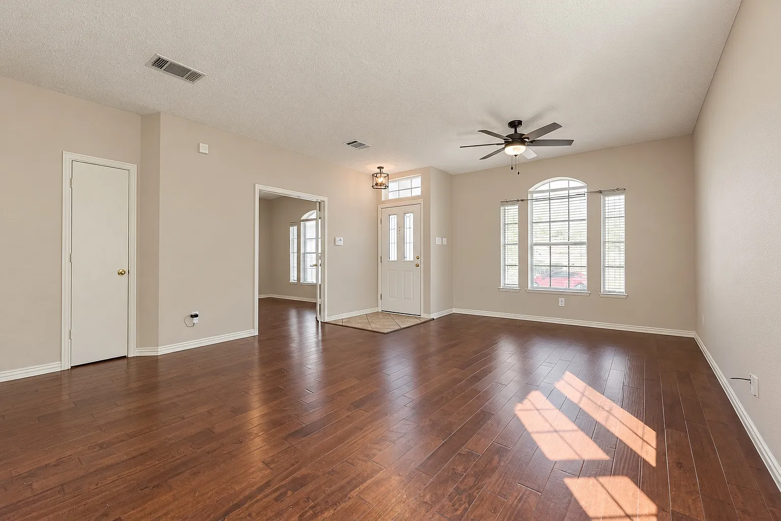 4 bed, 2026 sqft, $2,300 — Photo 2