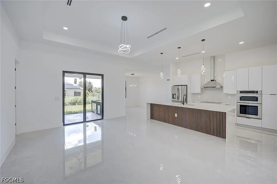 3 bed, 2.0 bath, 1811 sqft, $2,400 — Photo 3