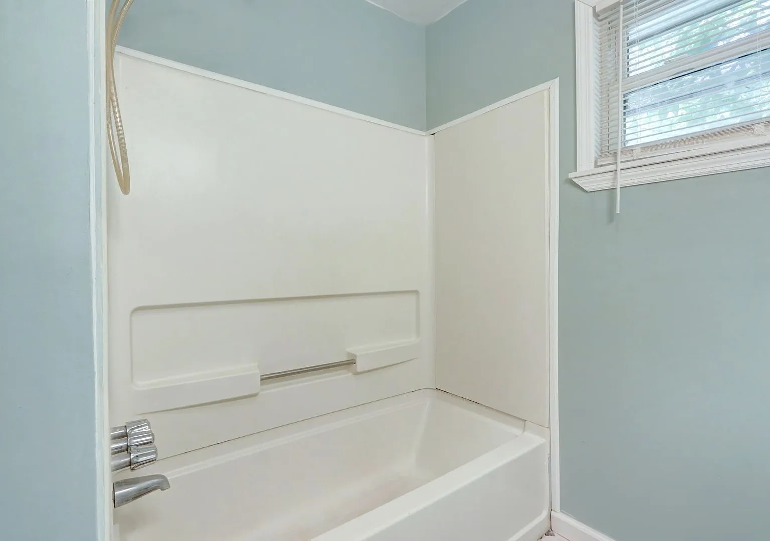 Nice Three Bedroom Single Family - Fenced Yard — Photo 4
