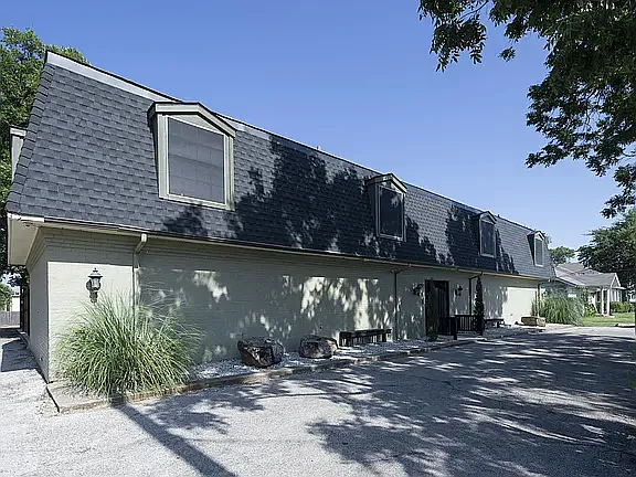 1717 N Locust St — Photo 3
