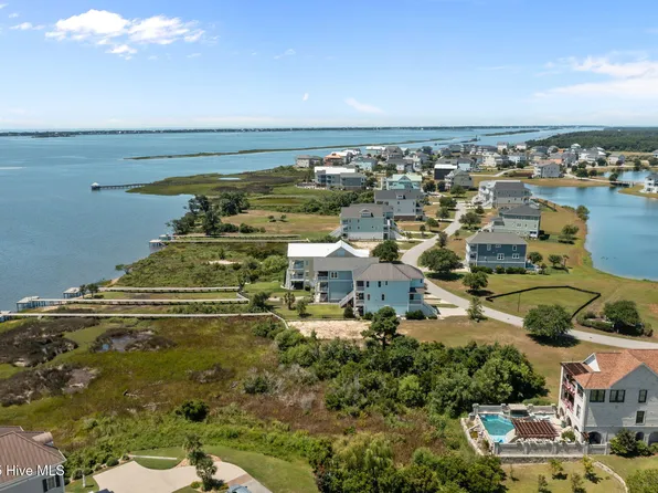 705 Cannonsgate Drive, Newport, NC 28570