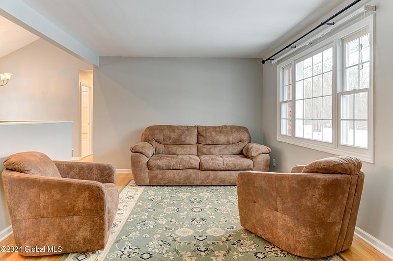 4th image of 14 Midland Avenue