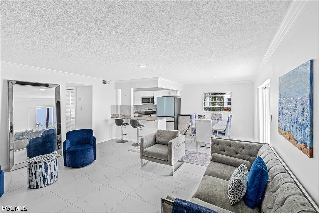 2 bed, 2.0 bath, 875 sqft, $1,999 — Photo 3