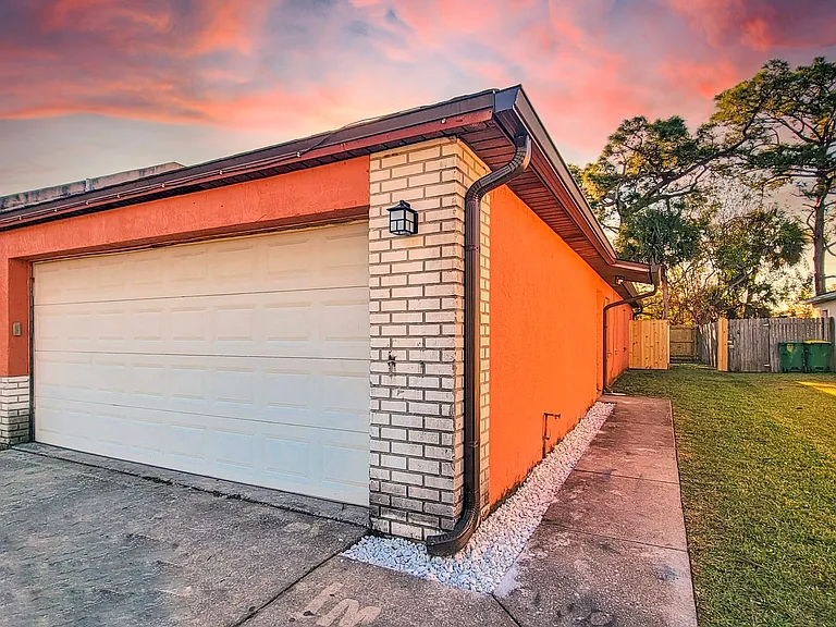 318 Sun Dial Ct — Photo 1