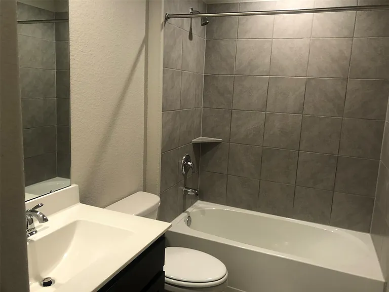 1810 Gibbons Creek Dr — Photo 2