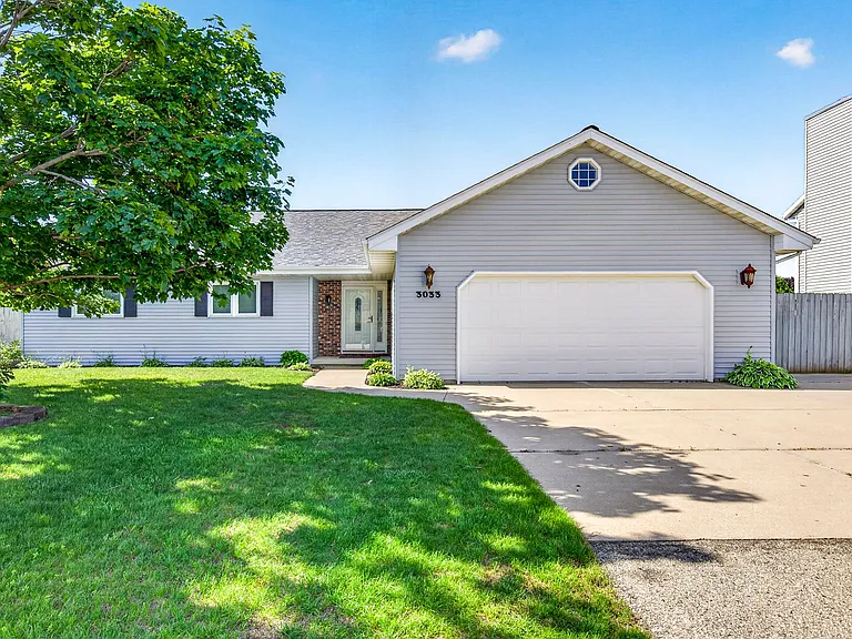 3033 W Hiawatha Dr — Photo 1