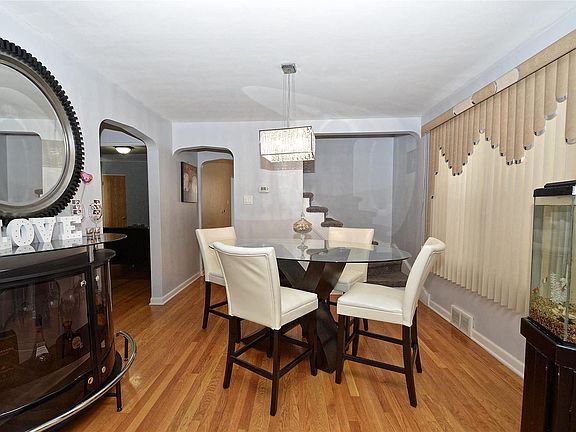 3rd image of 3515 S Lombard Ave