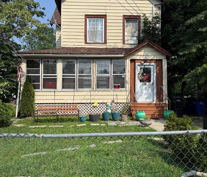 1st image of 736 W Front St