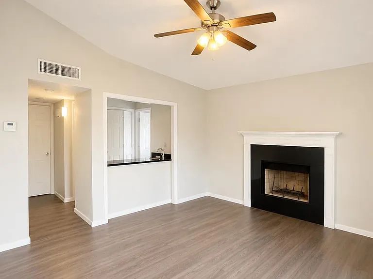 834 N Resler Dr — Photo 6