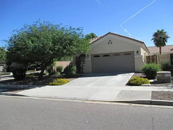 4043 S Vineyard Ave — Photo 1