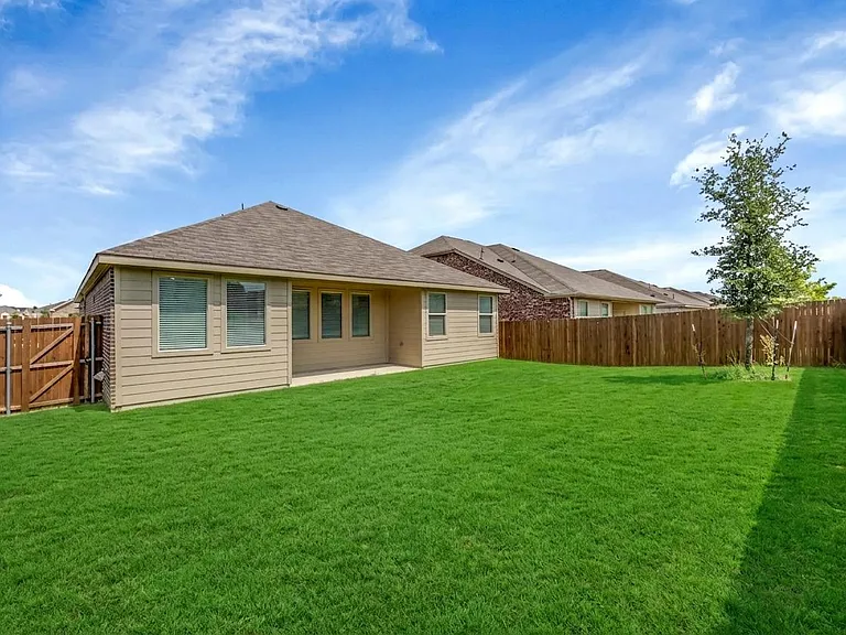 8425 Honeylocust St — Photo 29