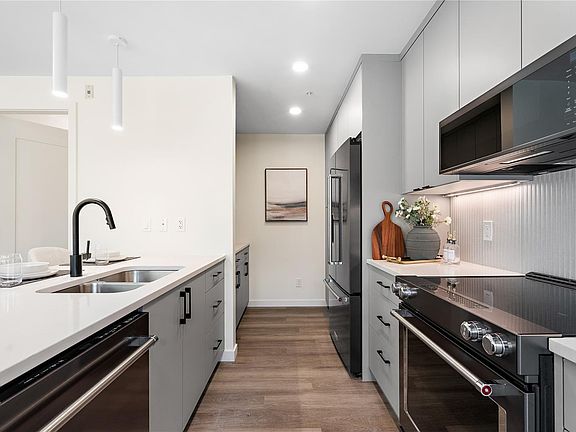 5th image of 1102 Esquimalt Rd #Townhouse 3