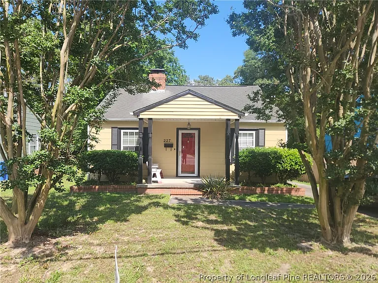 227 Pinecrest Dr — Photo 1