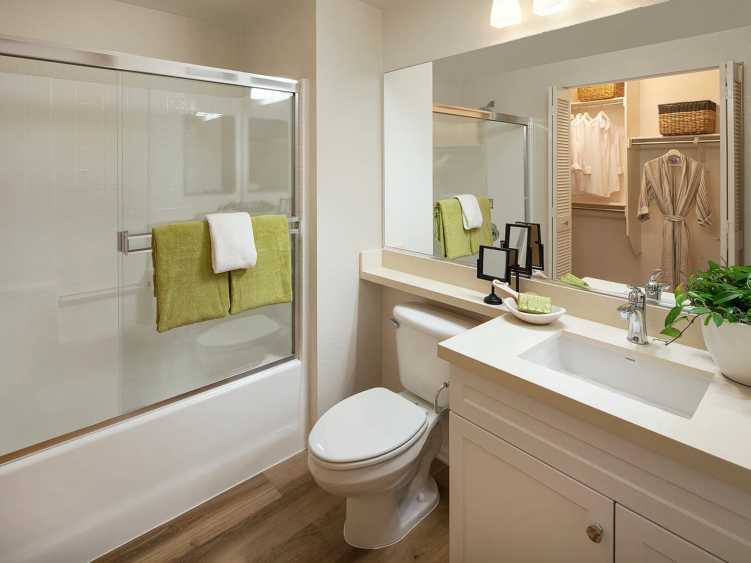 Las Palmas Apartment Homes — Photo 4
