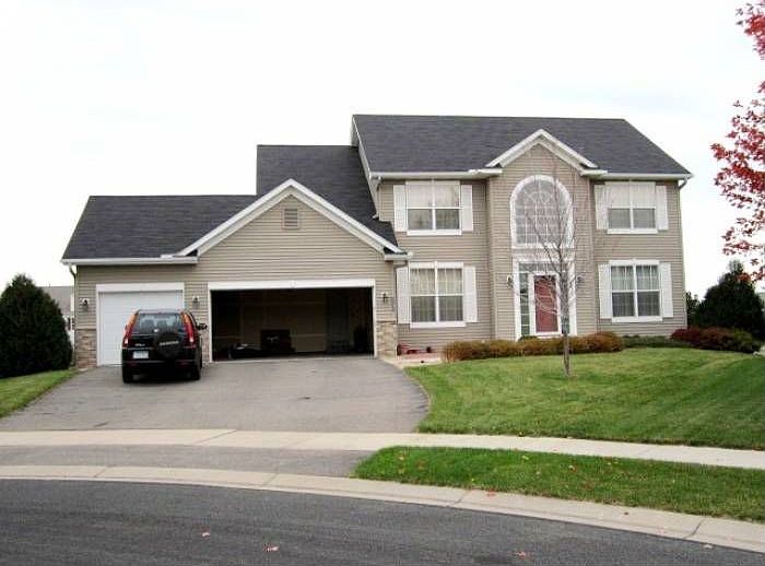 Front of Home w/3 Car