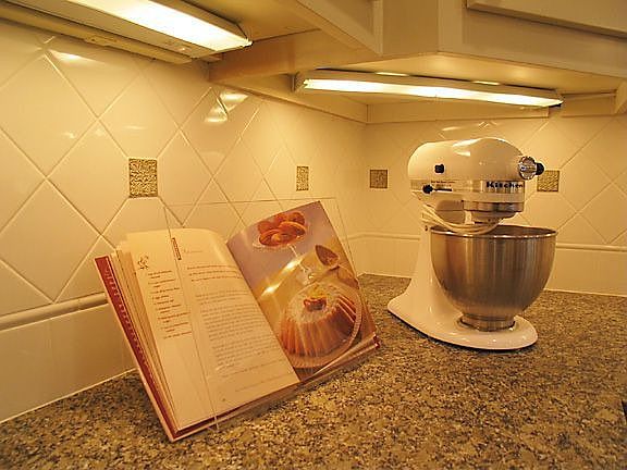 Nicely detailed tile backsplash in kitchen