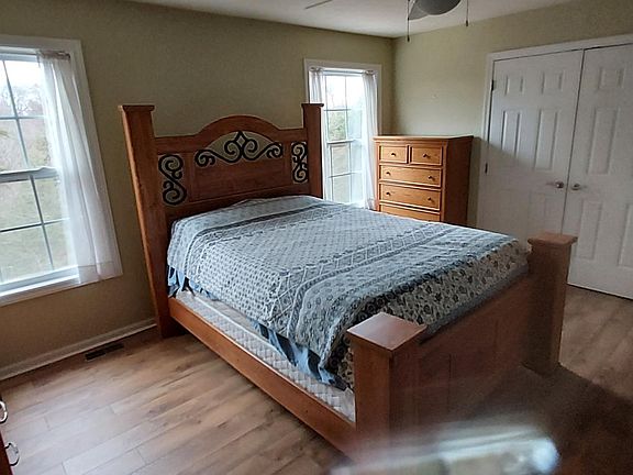 3rd image of 105 Creekside Dr