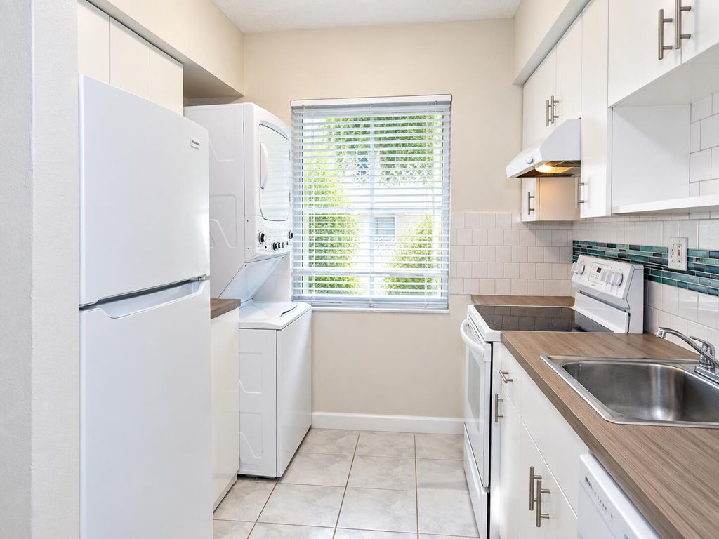 2401 NE 10th St APT 2, photo 6