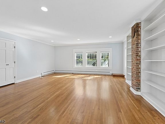 4th image of 166 Crescent Ave