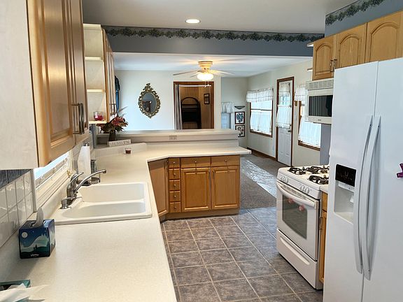 5th image of 2911 Emerald Dr