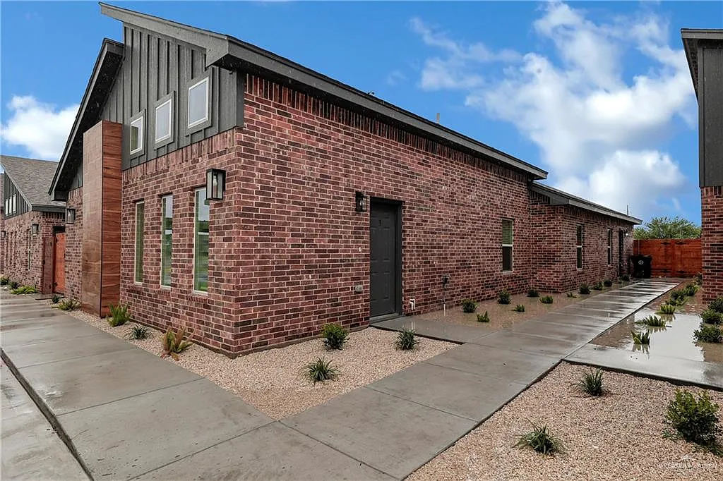 3 bed, 2.0 bath, 940 sqft, $1,400 — Photo 1