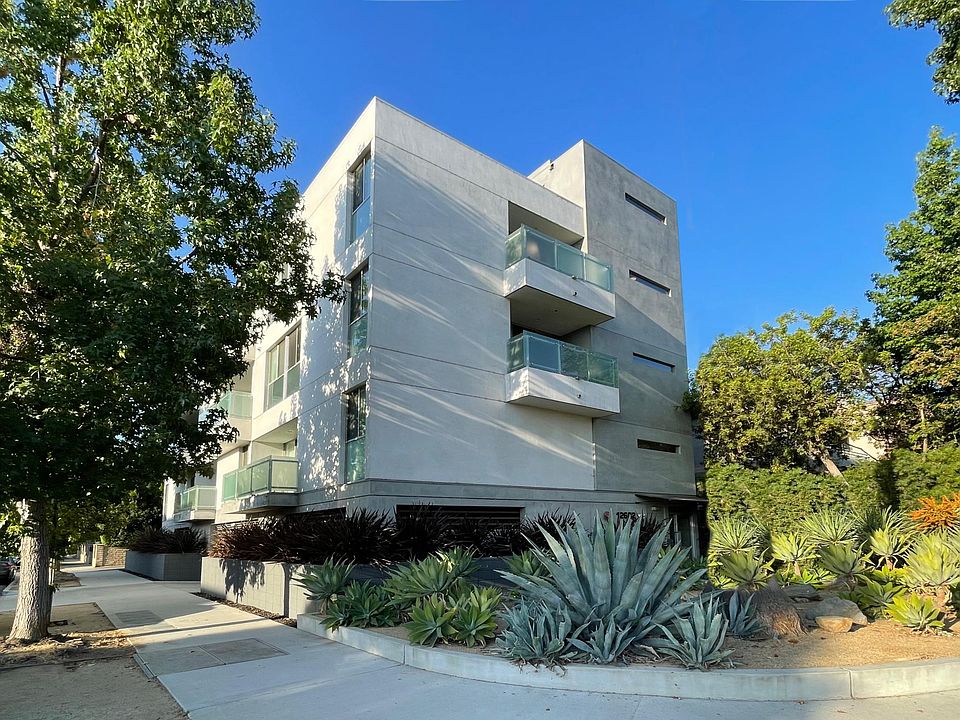 1st image of 12602 Moorpark St #302