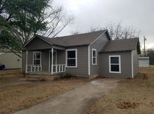 203 9th St, Comanche, TX 76442