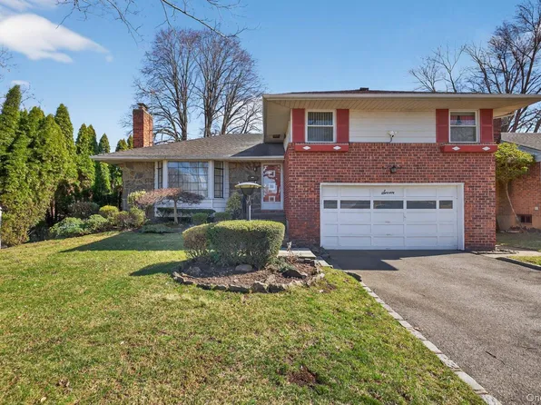 7 Carling Drive, New Hyde Park, NY 11040