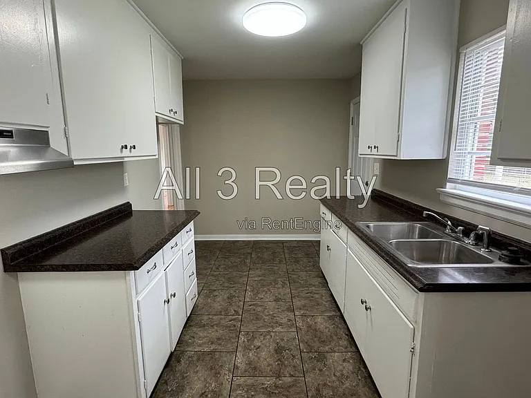 990 Parkwood Dr — Photo 11