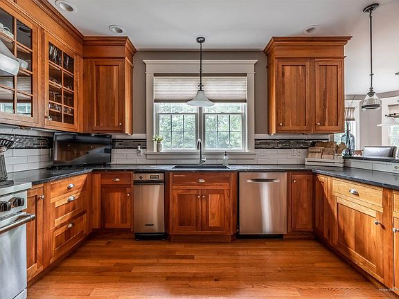 5th image of 70 Wintergreen Way