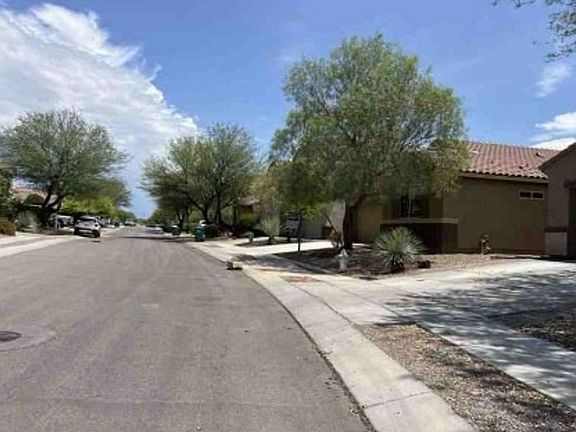 Exterior Neighborhood (street photo)