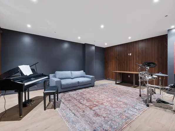 72-01 Queens Boulevard image 23 of 42