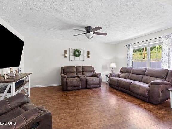 3rd image of 355 Eagle Bluff Rd