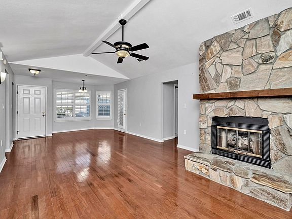 5th image of 619 Emerald Ln
