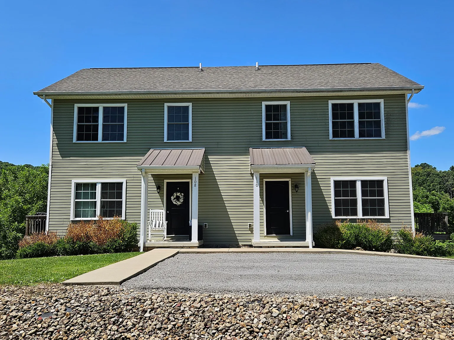 3 bed, 2.5 bath, $2,050 — Photo 2