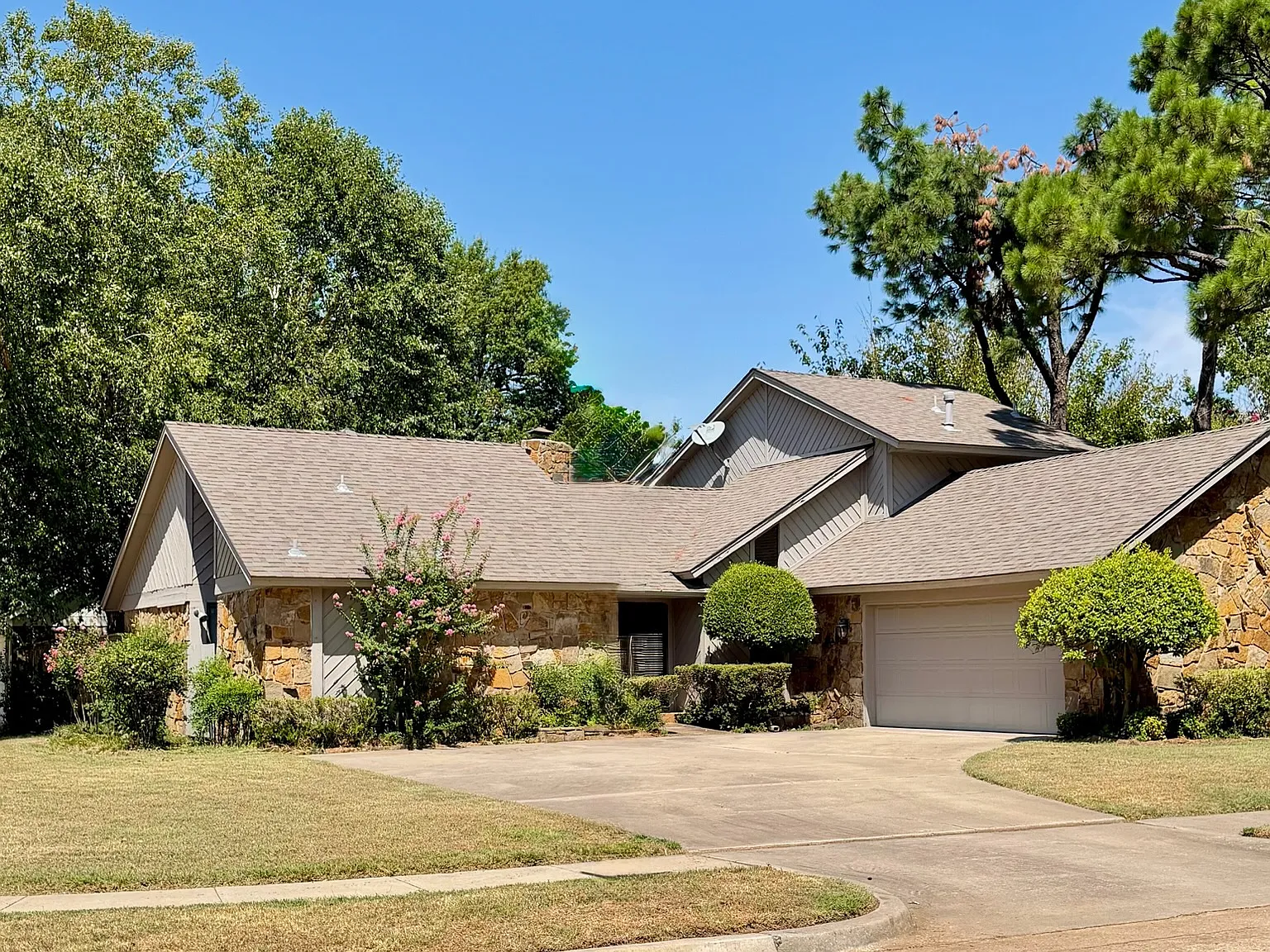 3 bed, 2.5 bath, 2022 sqft, $2,295 — Photo 1