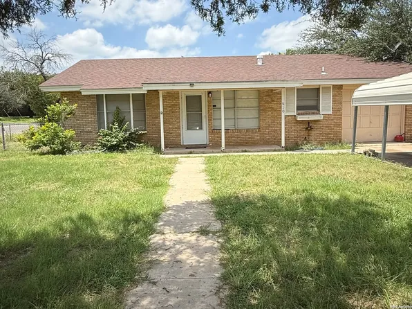 610 S 8th, Carrizo Springs, TX 78834