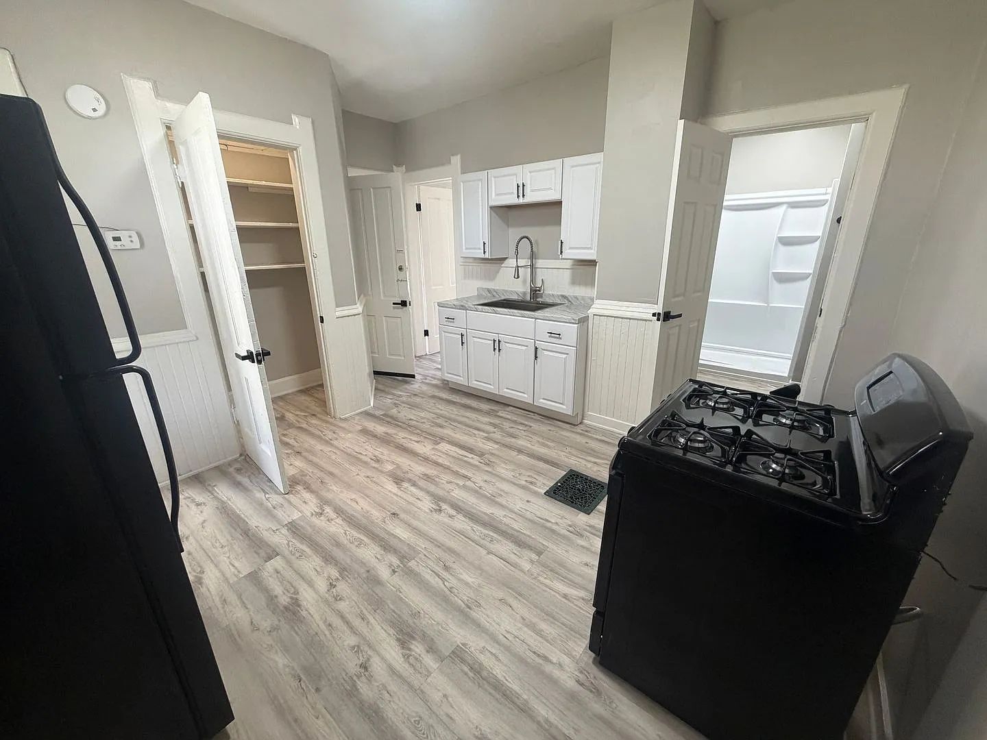 338 W Reservoir Ave — Photo 1