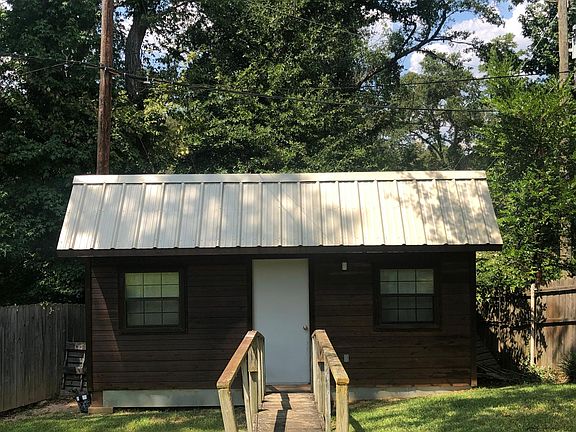 Large storage building with electric, internet & a/c/Heater window unit.