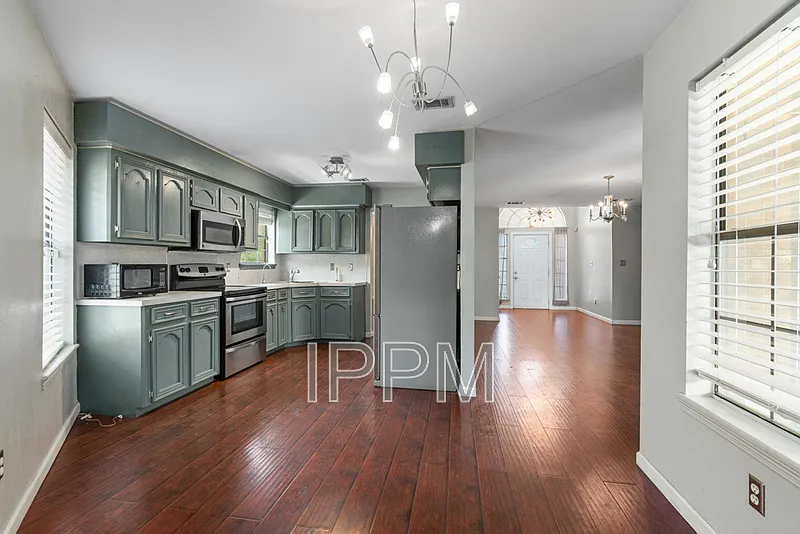 3 bed, 2.0 bath, 1621 sqft, $1,900 — Photo 3